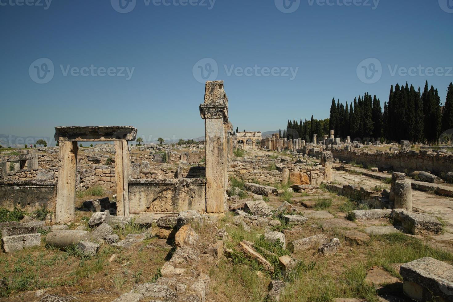 rue principale de la ville antique de hierapolis à pamukkale, denizli, turkiye photo