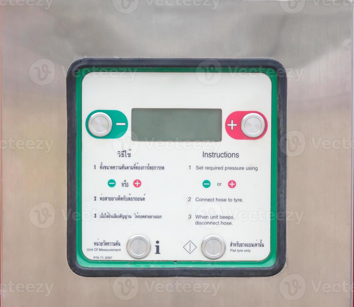 écran viewdata ou moniteur avec instructions de gonflage automatique des pneus servi gratuitement à la station-service du centre-ville photo