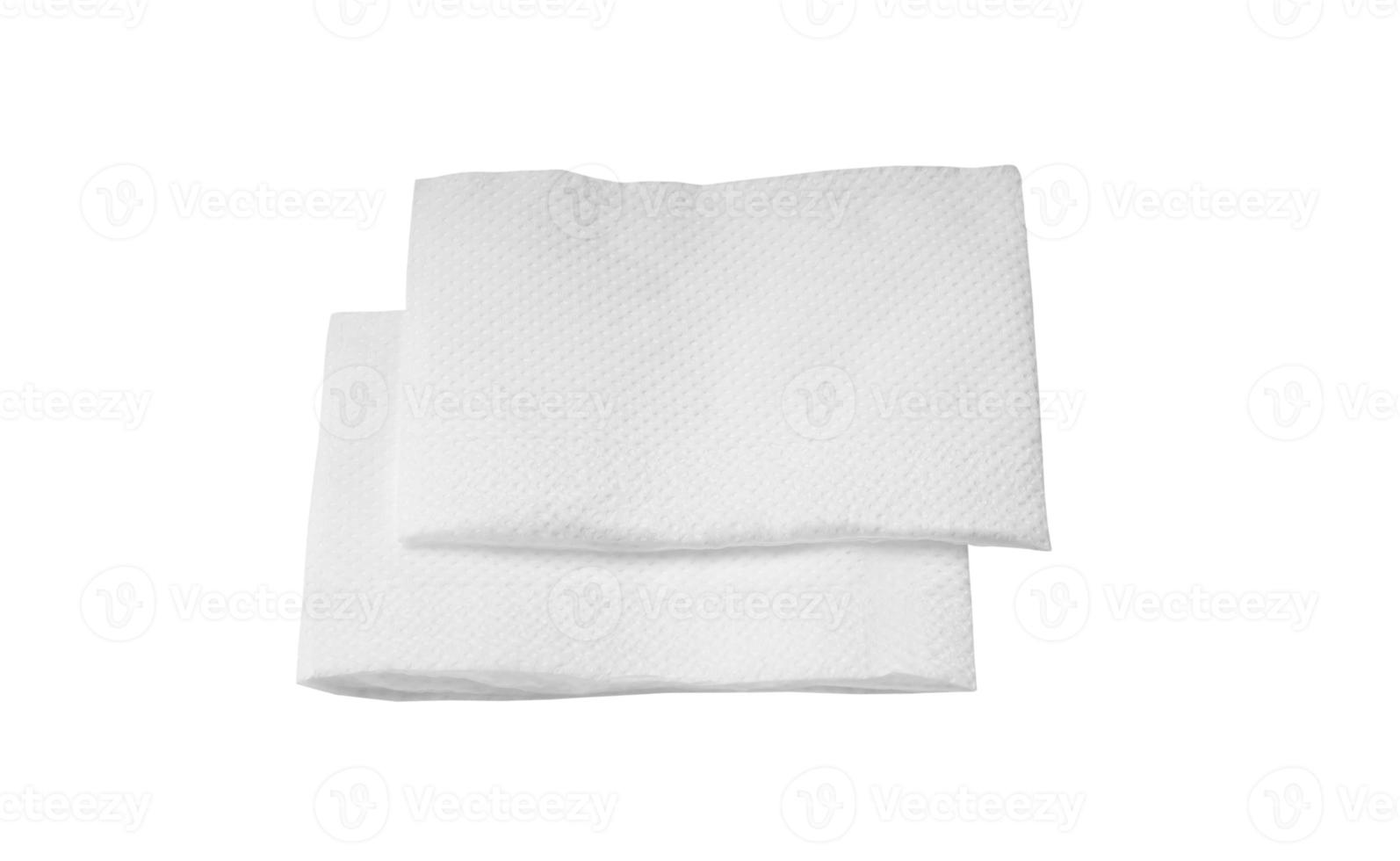 deux morceaux pliés de papier de soie blanc ou de serviette en pile isolés sur fond blanc avec un tracé de détourage photo