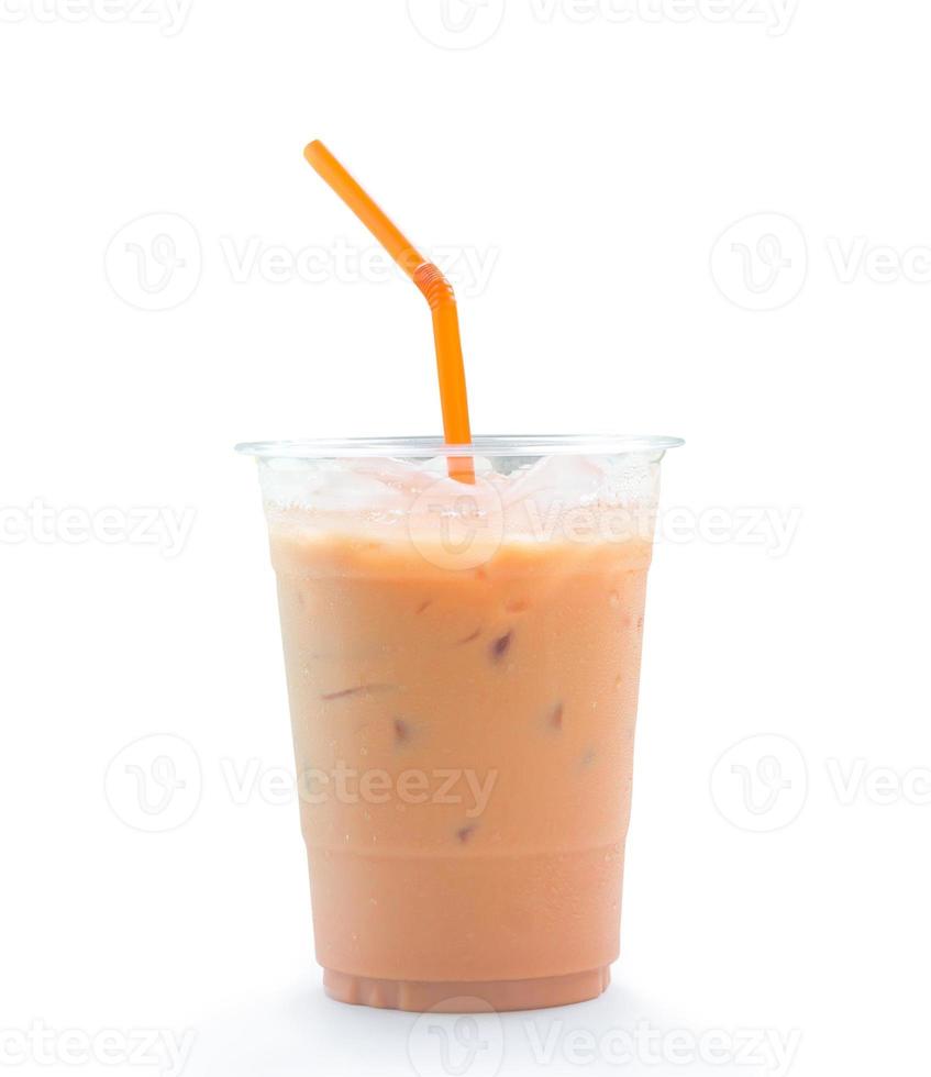 Thé au lait concentré glacé thai orange dans un verre en plastique transparent avec de la paille isolé sur fond blanc avec un tracé de détourage photo