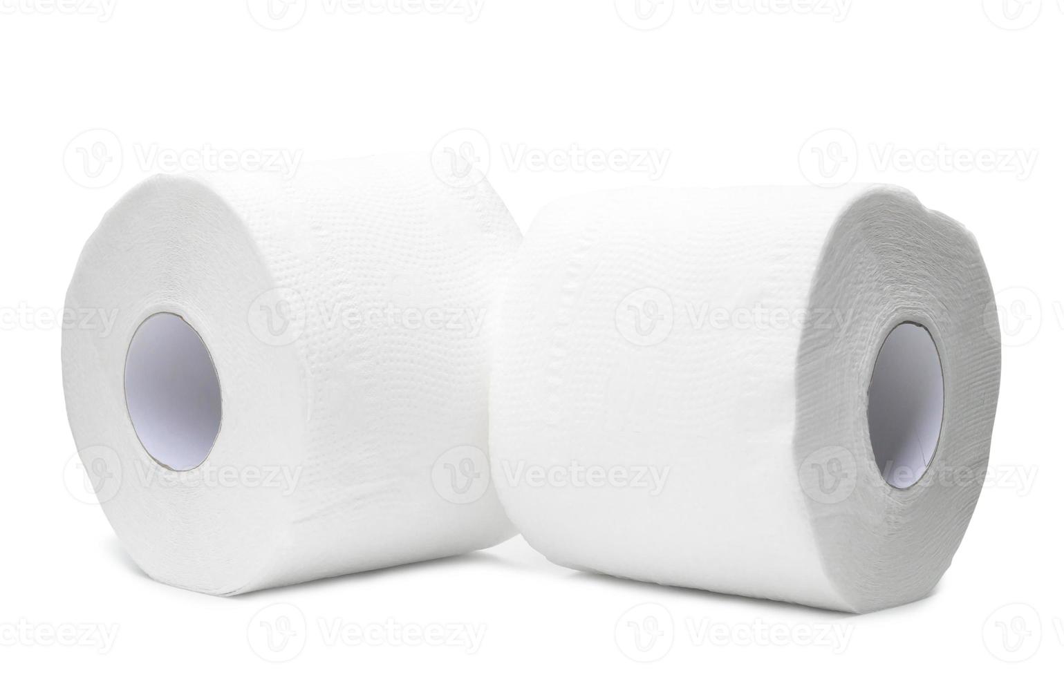 deux rouleaux de papier de soie blanc ou de serviette à utiliser dans les toilettes ou les toilettes isolés sur fond blanc avec un tracé de détourage photo