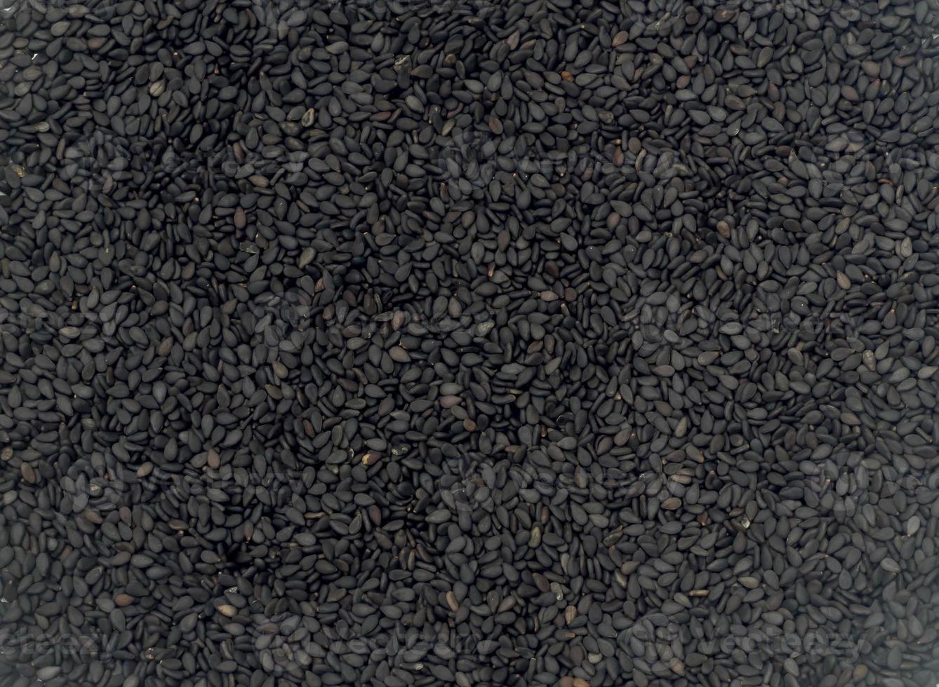 graines de sésame noires ou foncées ou tuiles utilisées pour la texture de fond des plantes, graines de plantes nutritives à extraire dans l'huile de cuisson photo