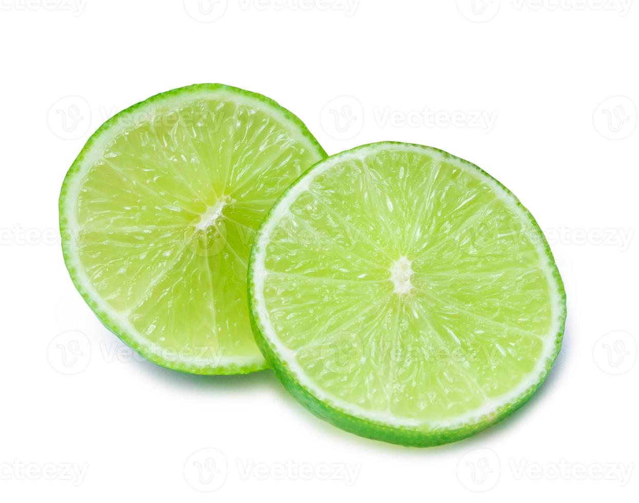 La photo en gros plan de deux tranches de citron vert isolé sur fond blanc avec un tracé de détourage