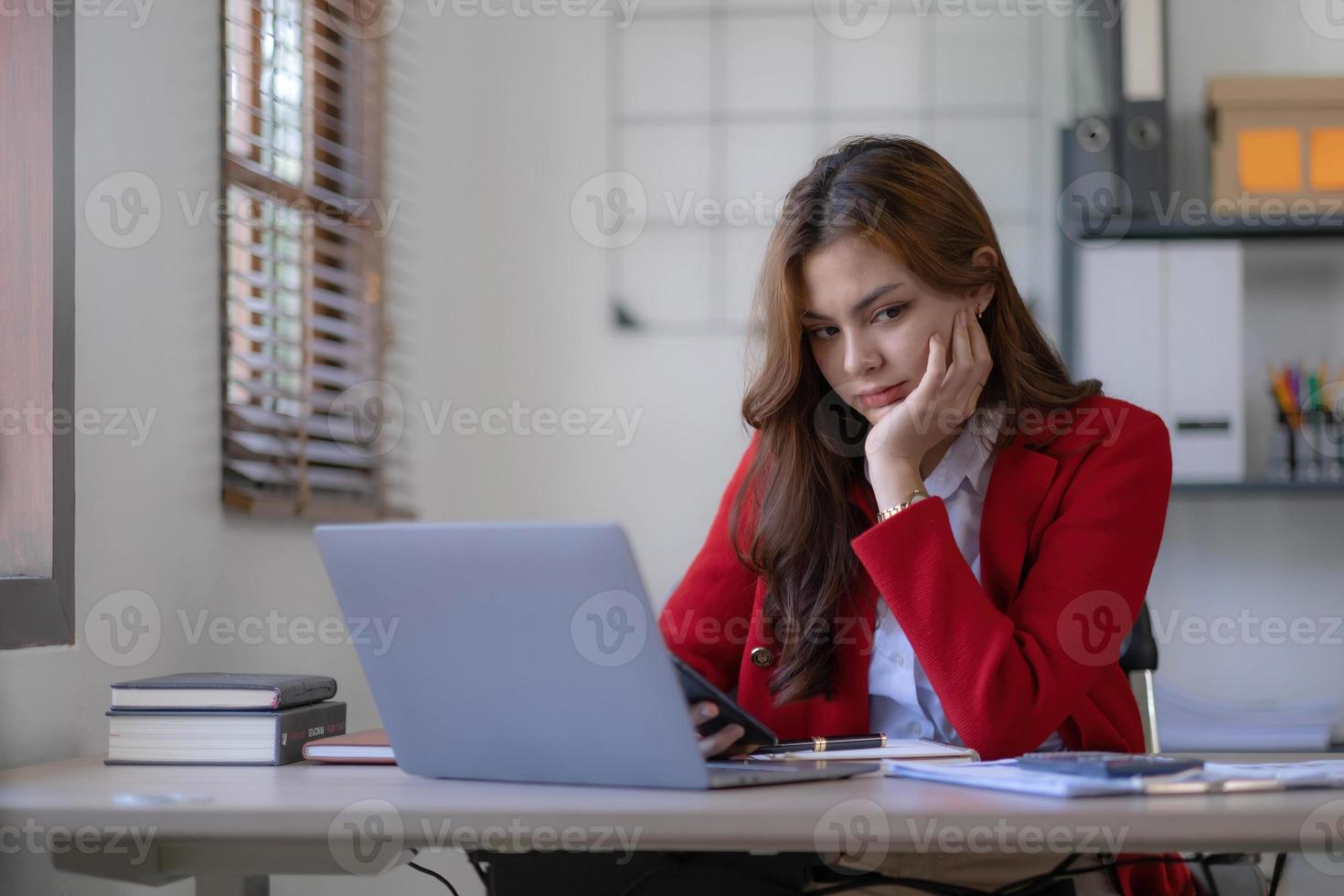 femme asiatique pensant intensément préoccupée par la solution de problème en ligne regardant l'écran d'un ordinateur portable, inquiète femme d'affaires asiatique sérieuse concentrée sur la résolution de tâches informatiques difficiles photo