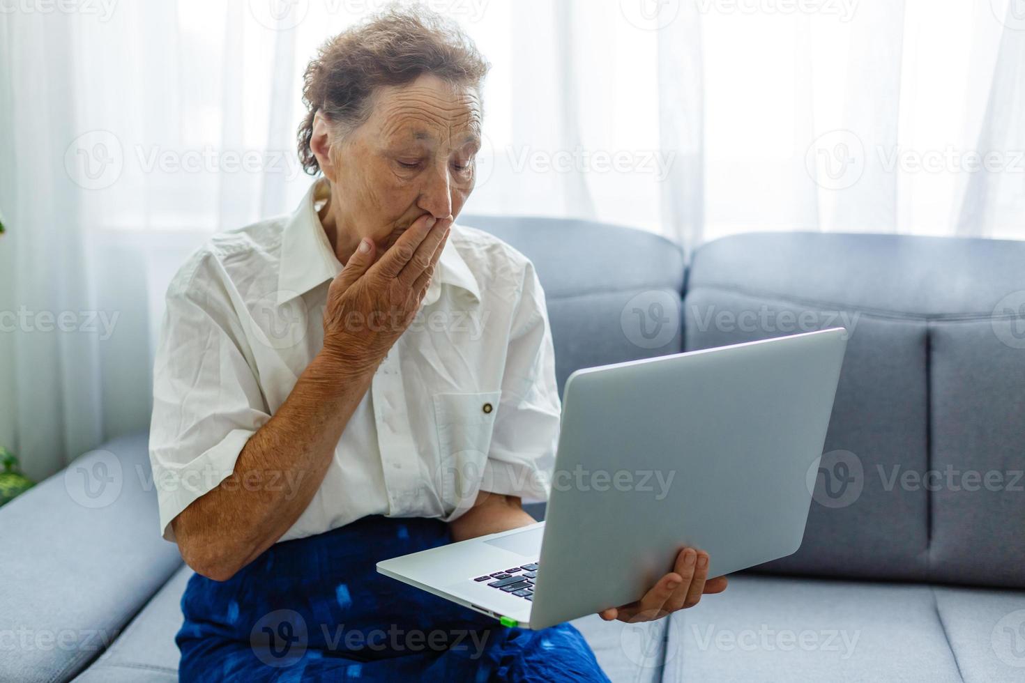 portrait d'une femme âgée travaillant à l'ordinateur photo