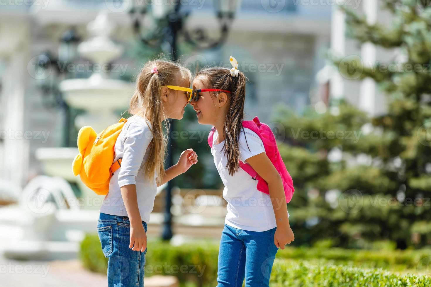 deux écolières vont à l'école. le concept d'école, d'étude, d'éducation, d'amitié, d'enfance. photo