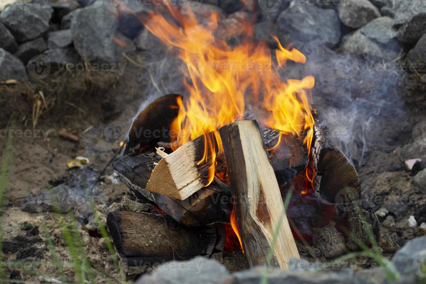 bois de chauffage en bois et gros plan de feu. photo