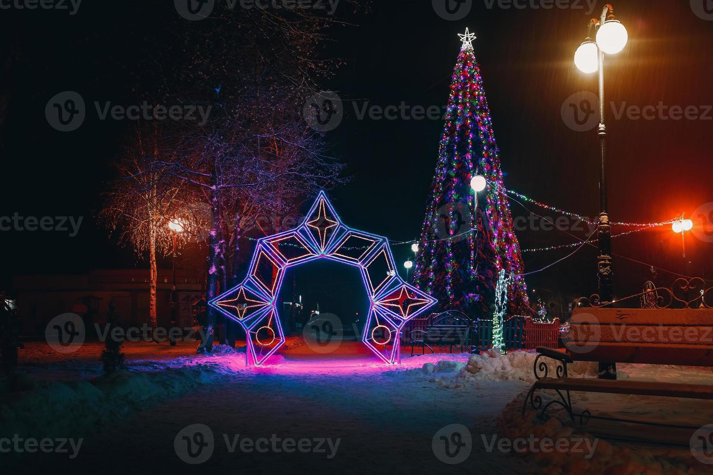 arbre de noël la nuit dans la ville photo