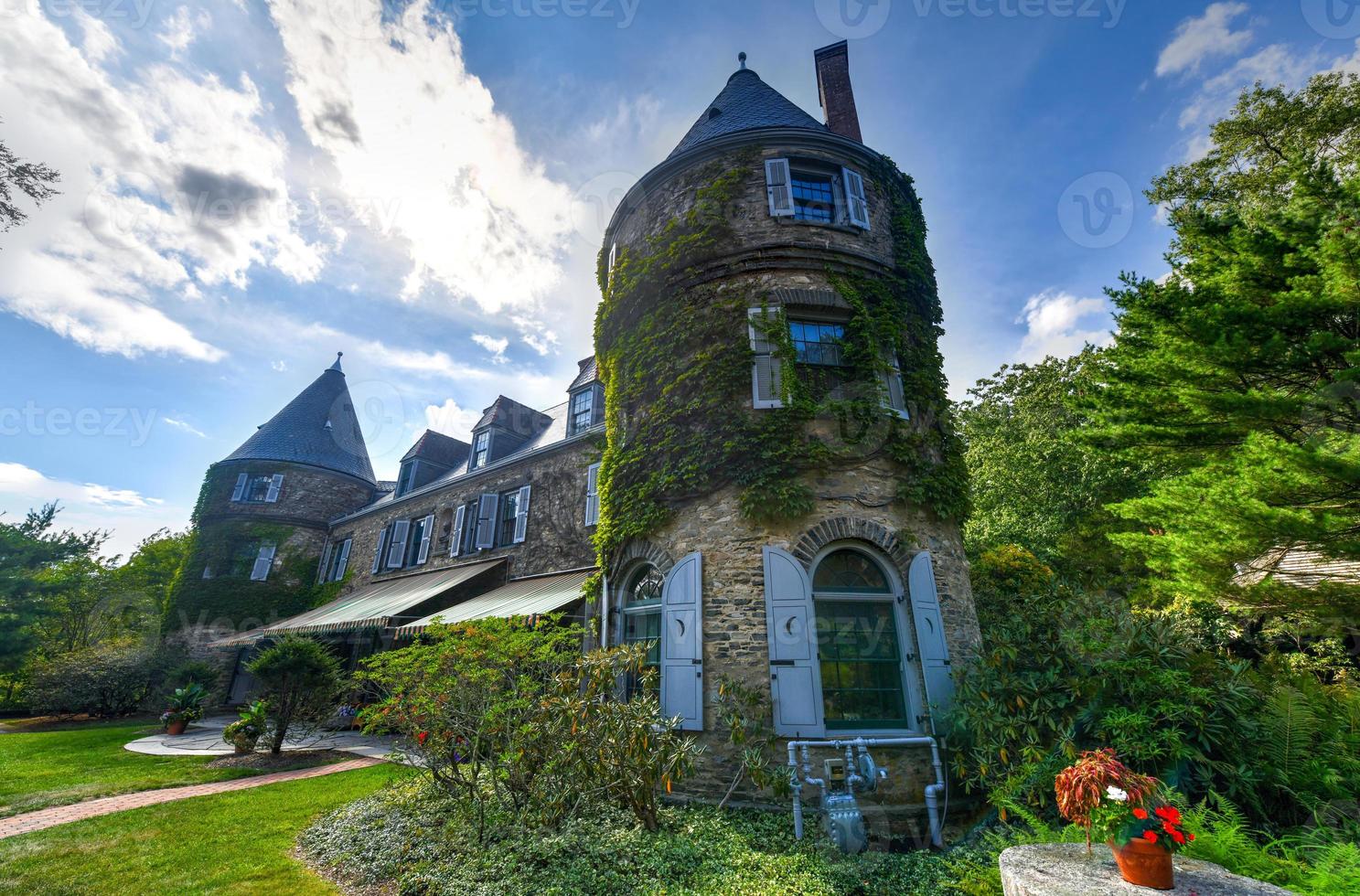 les tours grises, l'ancienne maison de gifford pinchot, le premier chef du service forestier des états-unis et deux fois gouverneur de la pennsylvanie, est un site historique national à milford, pennsylvanie, etats-unis. photo