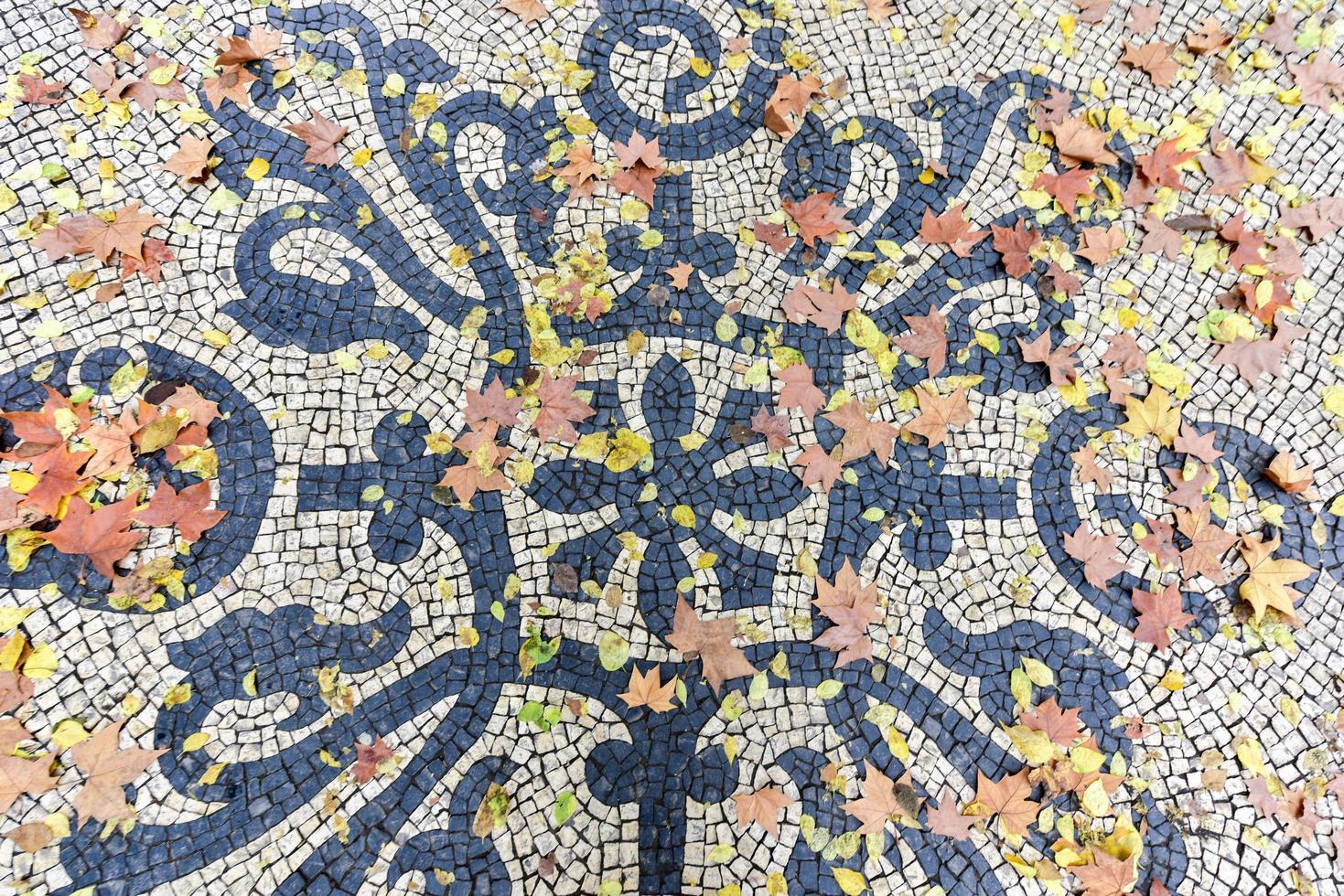 trottoir en mosaïque le long de l'avenida da liberdade à lisbonne, portugal. photo