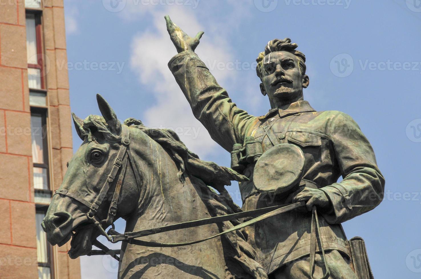 monument à nikolay shchors à kiev, ukraine. il était un commandant de l'armée rouge, membre du parti communiste russe, réputé pour son courage personnel pendant la guerre civile russe. photo