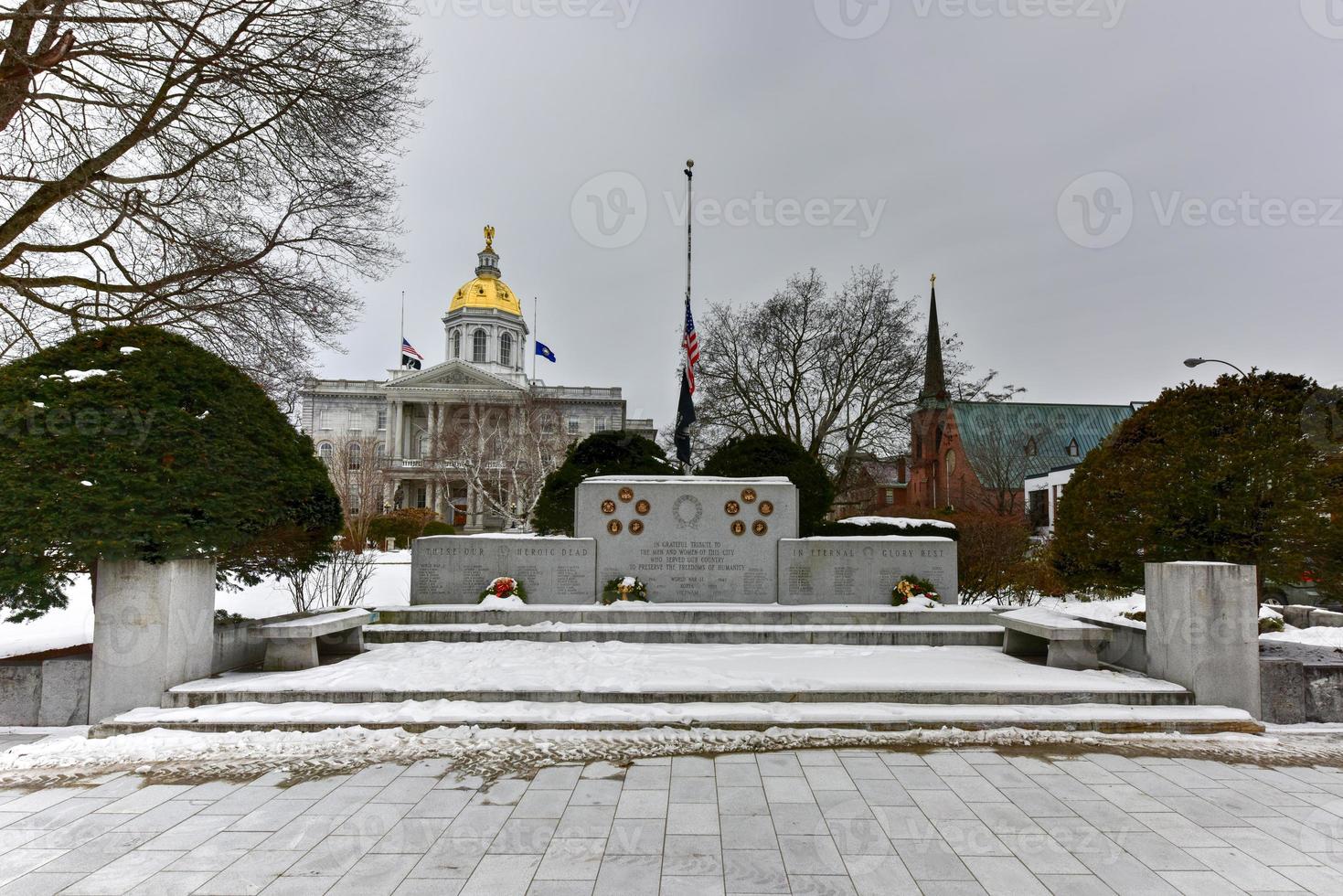 concord, mémorial de guerre du new hampshire devant la maison d'état du new hampshire. photo