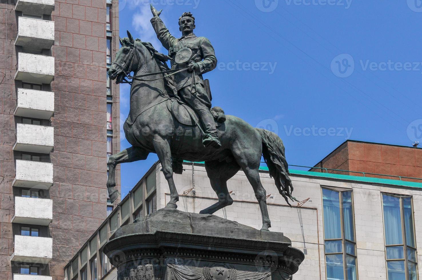 monument à nikolay shchors à kiev, ukraine. il était un commandant de l'armée rouge, membre du parti communiste russe, réputé pour son courage personnel pendant la guerre civile russe. photo