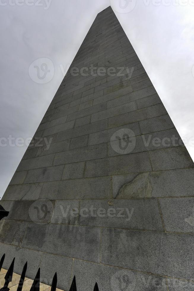 le monument de bunker hill, sur bunker hill, à charlestown, boston, massachusetts. photo