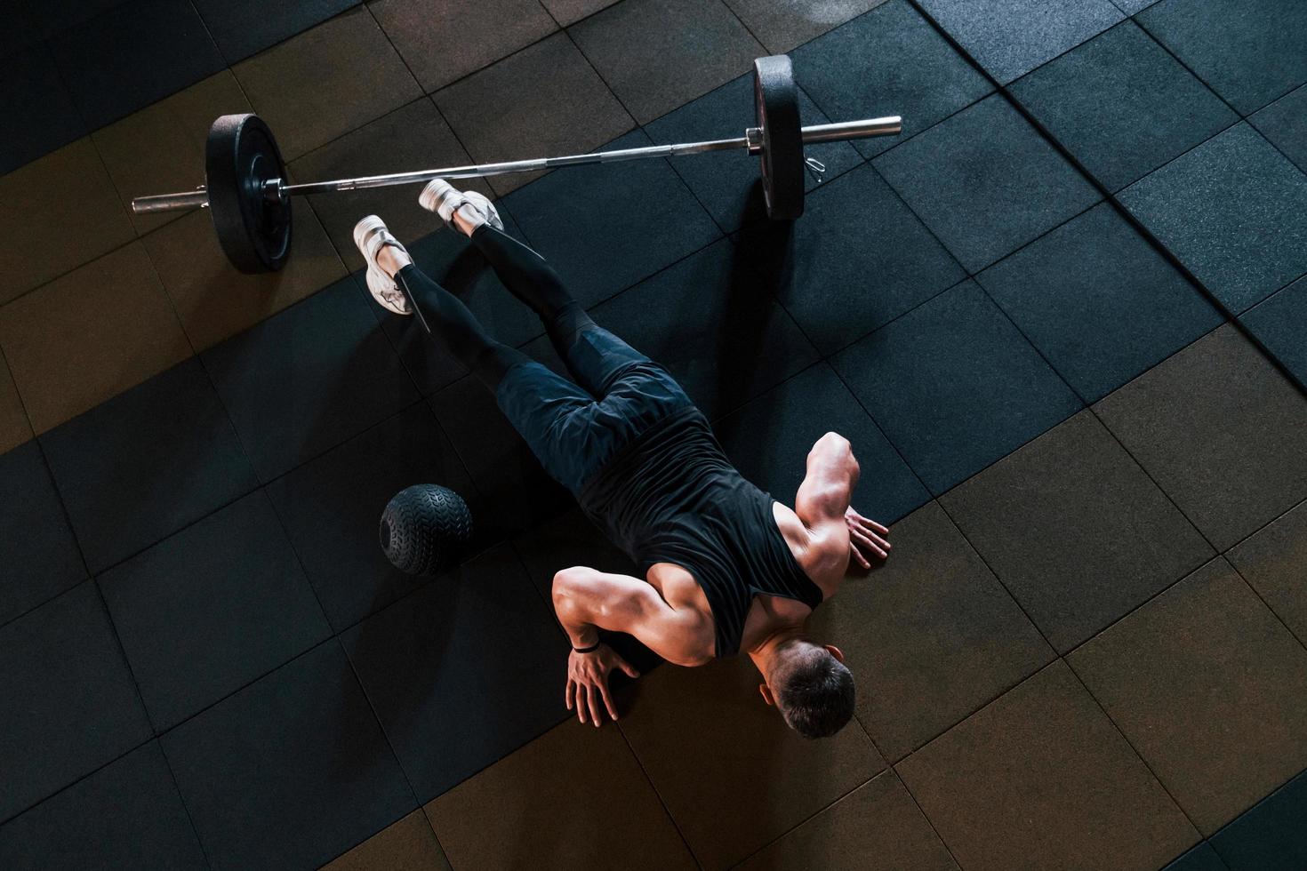 vue de dessus d'un homme fort en vêtements sportifs qui ont une journée d'entraînement dans la salle de sport photo