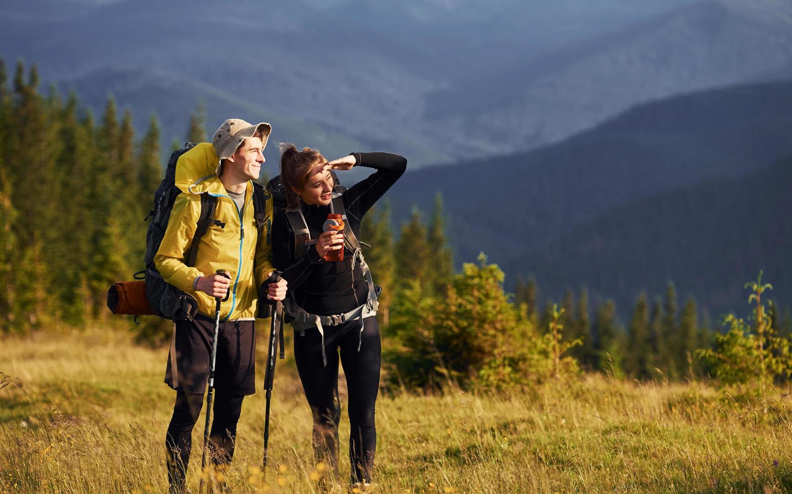 joli jeune couple. majestueuses montagnes des carpates. beau paysage de nature intacte photo