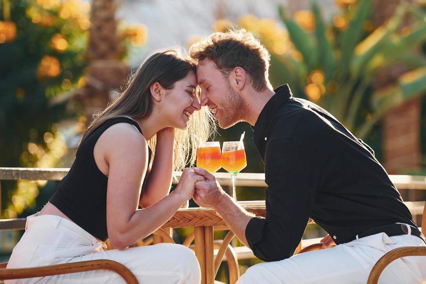 proximité des gens. heureux jeune couple est ensemble pendant leurs vacances. à l'extérieur pendant la journée ensoleillée photo