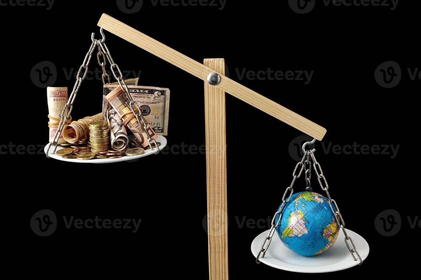 la terre et l'argent sur une balance à deux plateaux photo