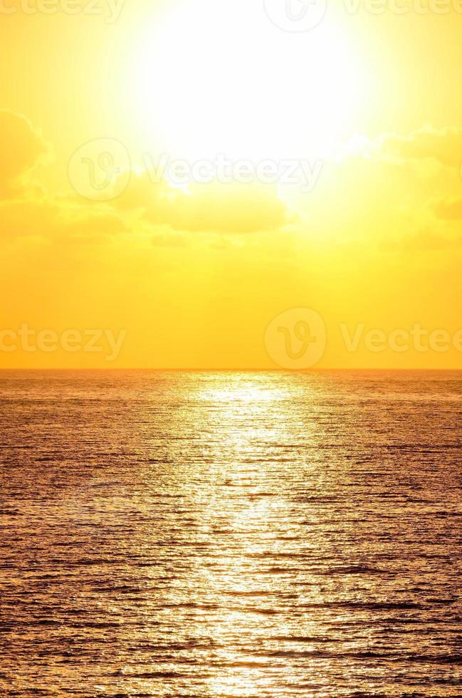 coucher de soleil au bord de l'océan photo