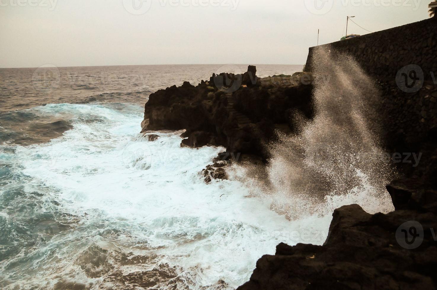 gros plan de vagues fortes photo