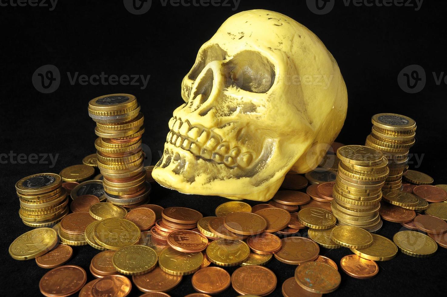 concept de mort et d'argent crâne et monnaie photo