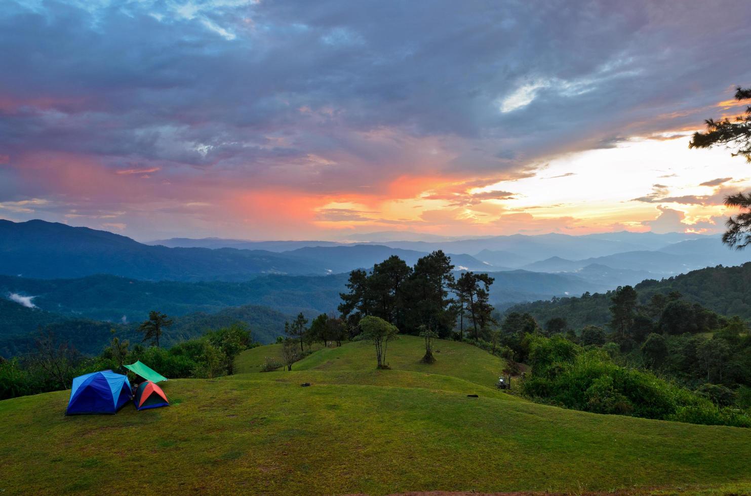 coucher de soleil sur les collines au camping en haute montagne photo