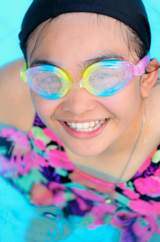 fille heureuse dans la piscine photo