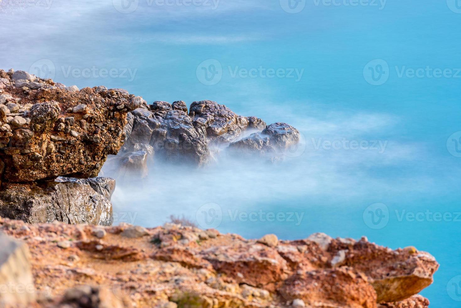 cala salada et saladeta à san antonio abad aux îles baléares espagne. exposition longue, maison typique des bateaux de pêche et des rochers. photo