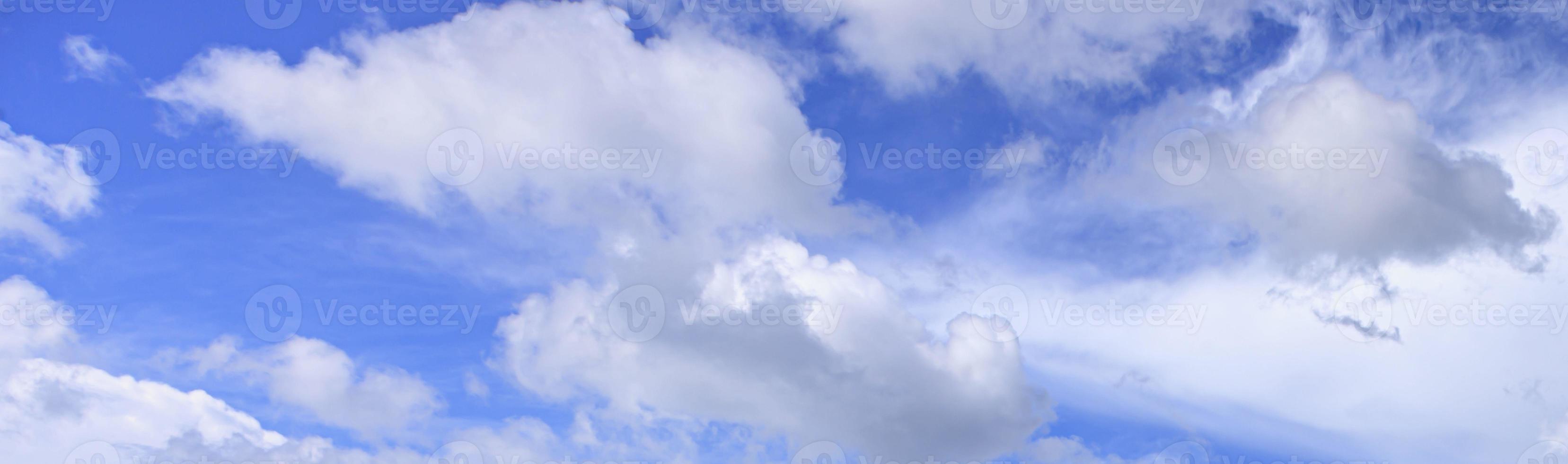 image d'un ciel partiellement nuageux et partiellement dégagé pendant la journée photo