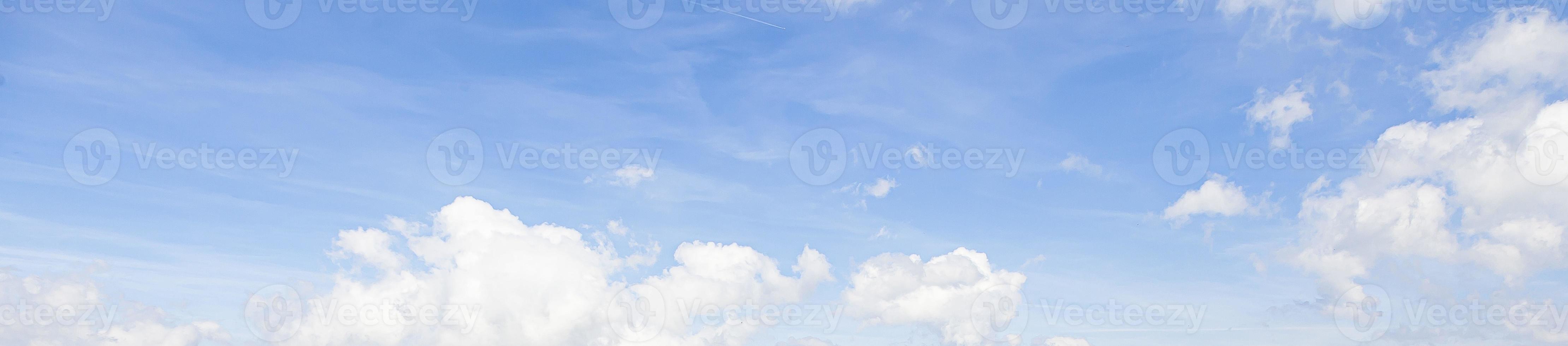 image d'un ciel partiellement nuageux et partiellement dégagé pendant la journée photo