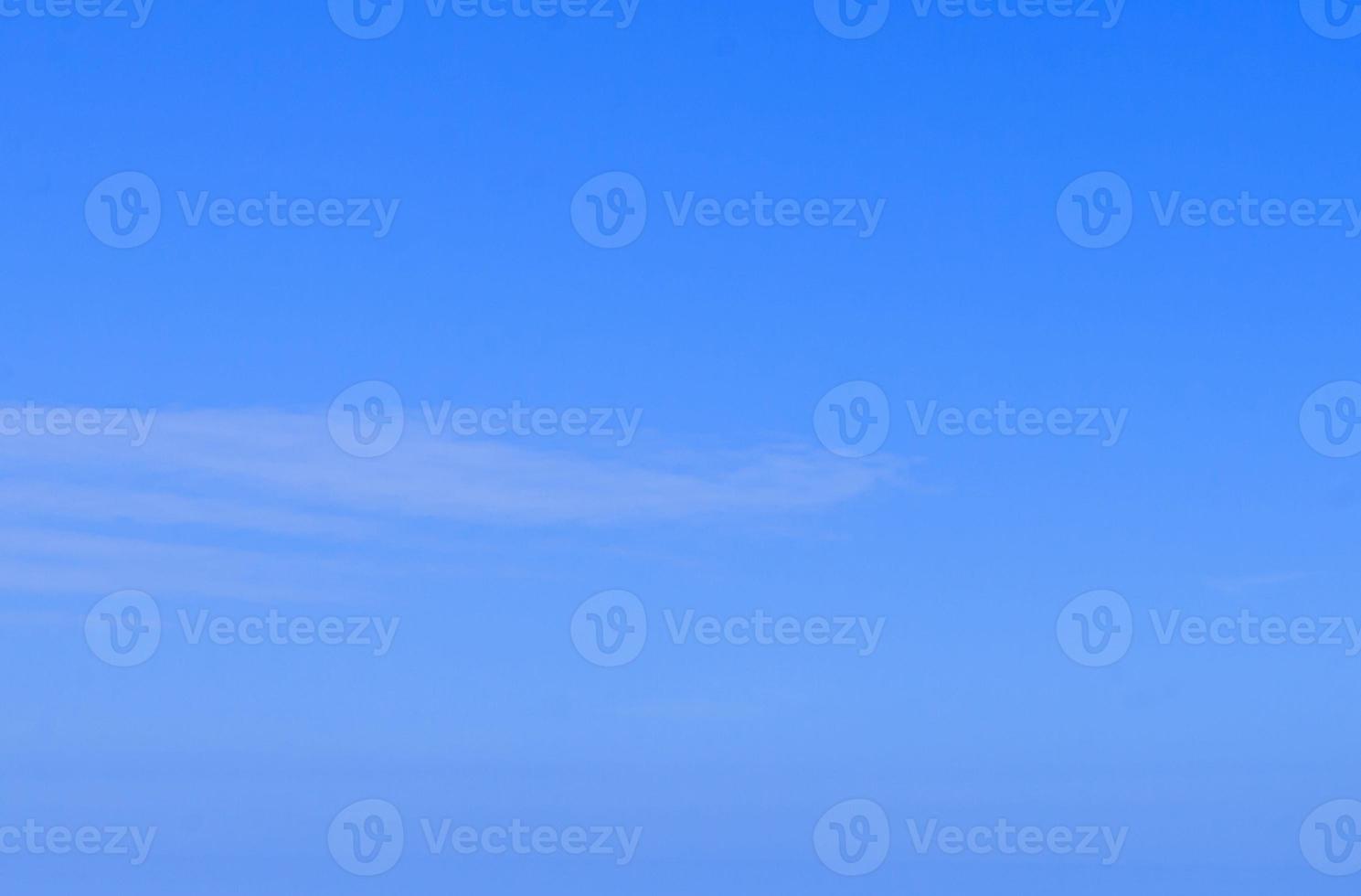 l'image d'un ciel clair et sans nuages peut être utilisée comme arrière-plan photo