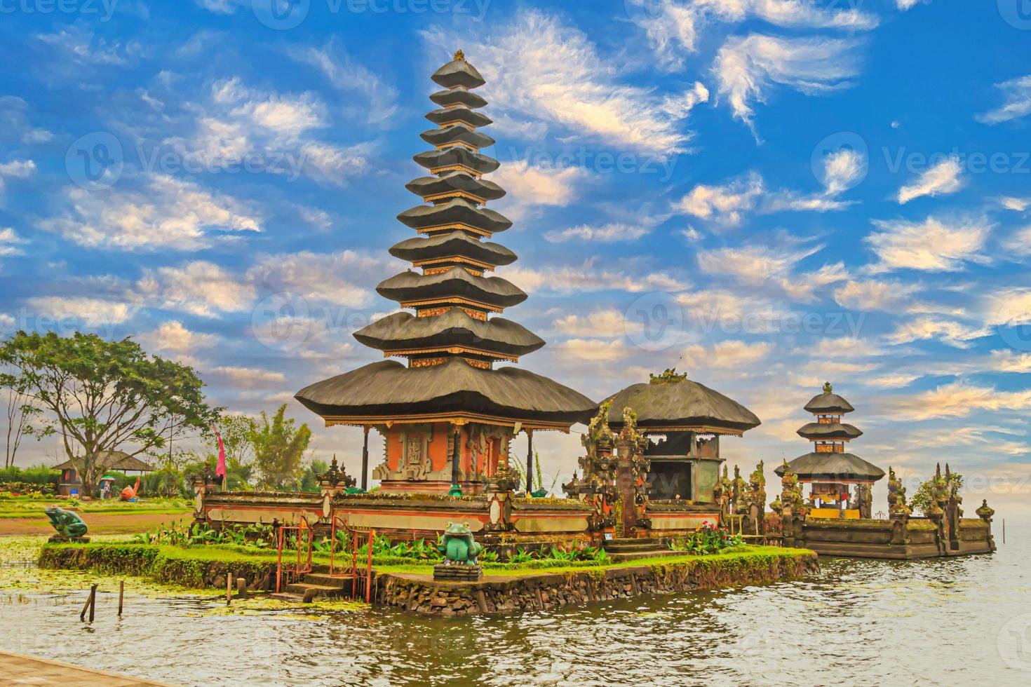 photo du complexe du temple pura ulun danu bratan au lac banau beratan sur l'île indonésienne de bali