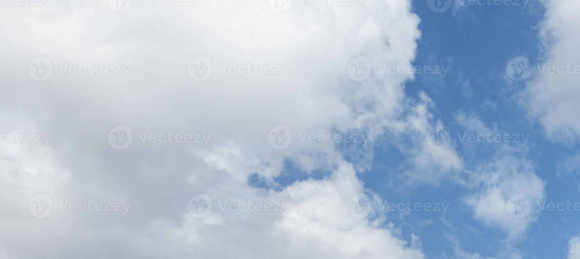 image d'un ciel partiellement nuageux et partiellement dégagé pendant la journée photo