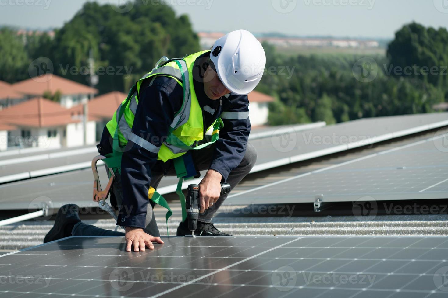 ingénieur en charge de l'installation de panneaux solaires l'installation de l'énergie solaire photo