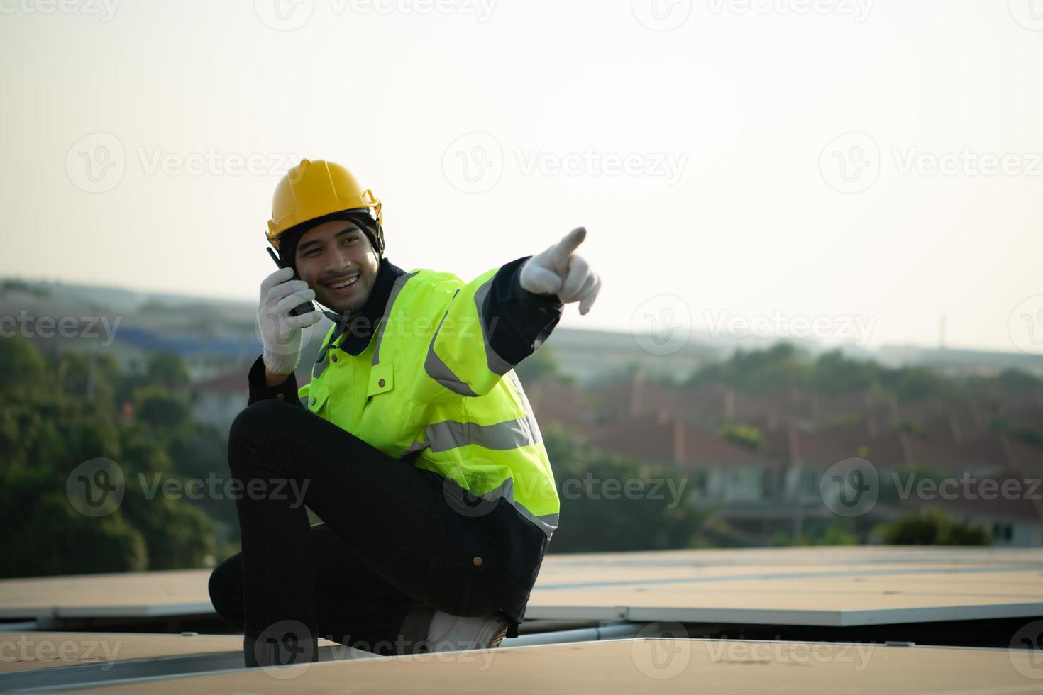 les techniciens fournissent des services de maintenance trimestriels des cellules solaires sur le toit de l'usine photo