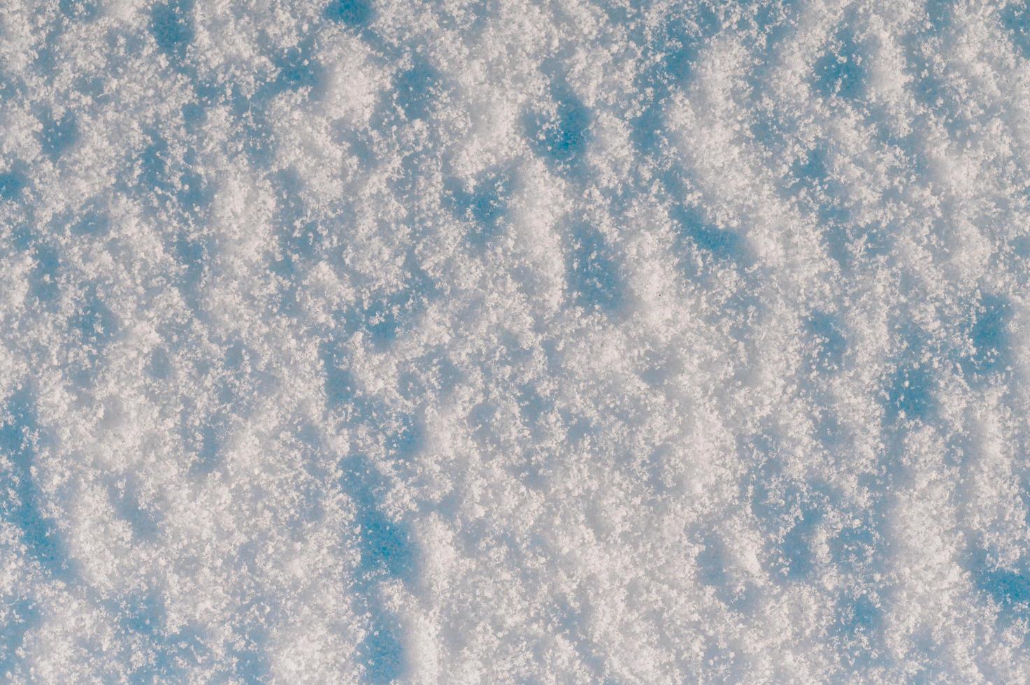 fond de neige d'hiver, cristaux de glace étincelants sur la neige, texture de noël, flocons de neige étincelants dans la neige. photo