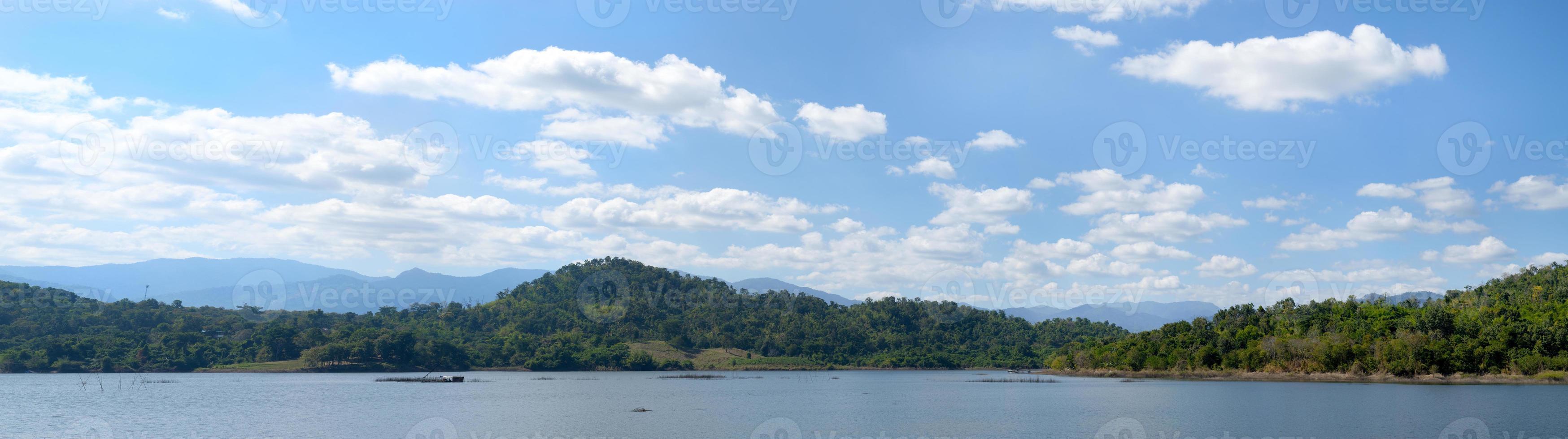 vue panoramique sur la mer calme avec concept relaxant de l'île et du ciel bleu, beau fond tropical pour le paysage de voyage photo