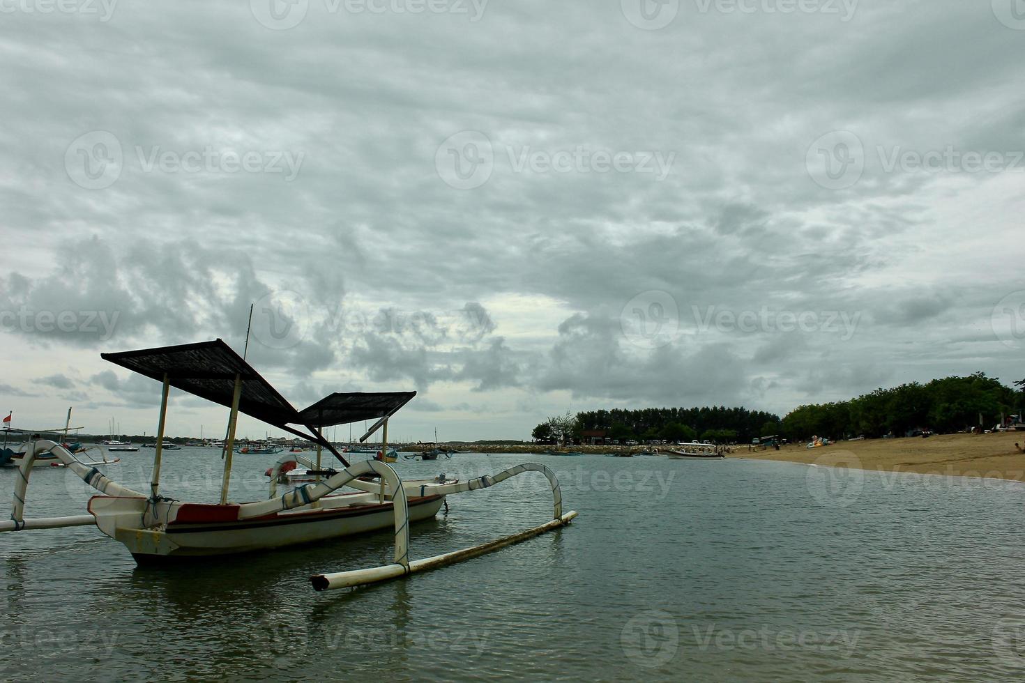 photo de bateaux traditionnels sur la côte.