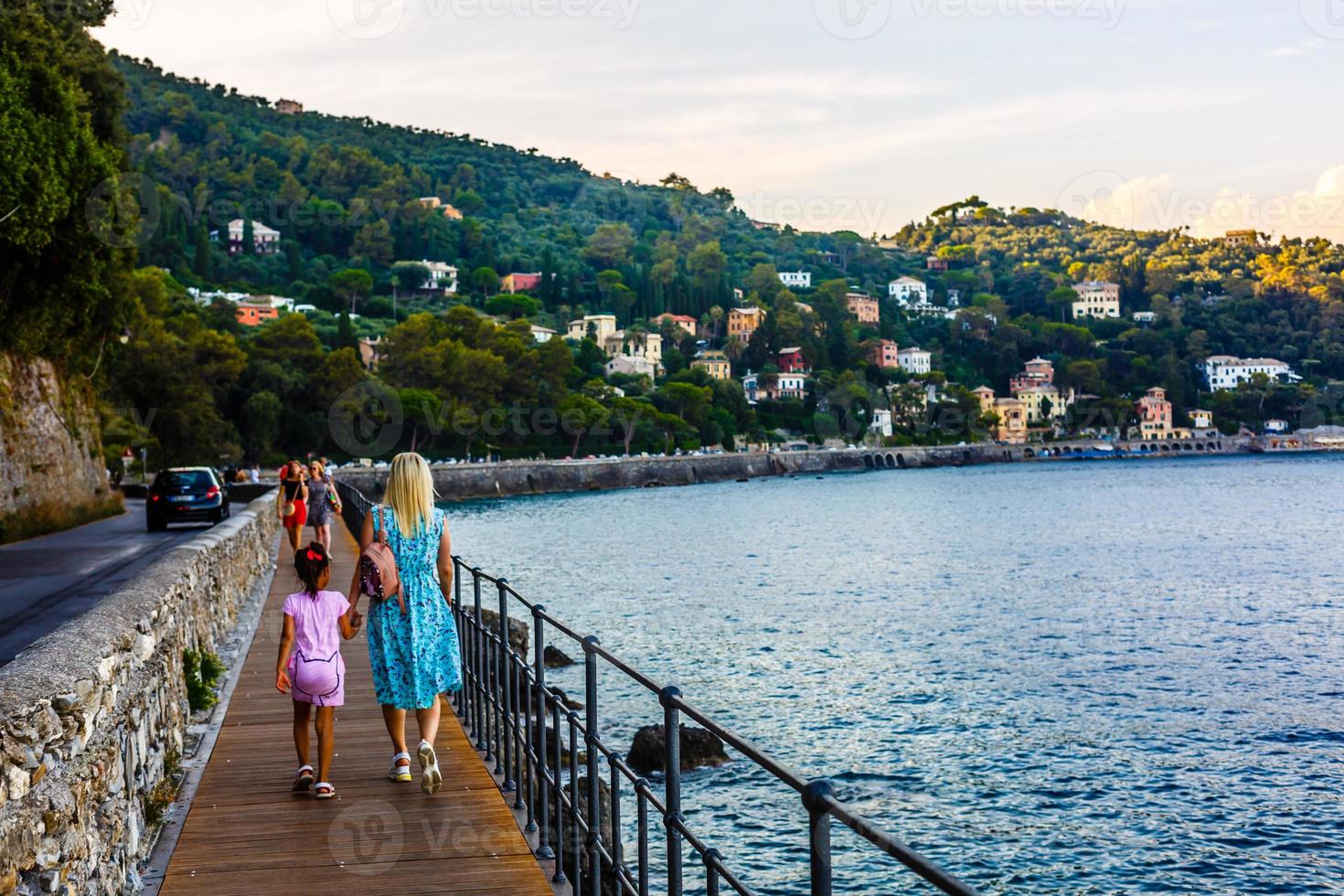 heureuse jeune mère avec petite fille près de la mer, mère et fille près de la mer d'italie photo