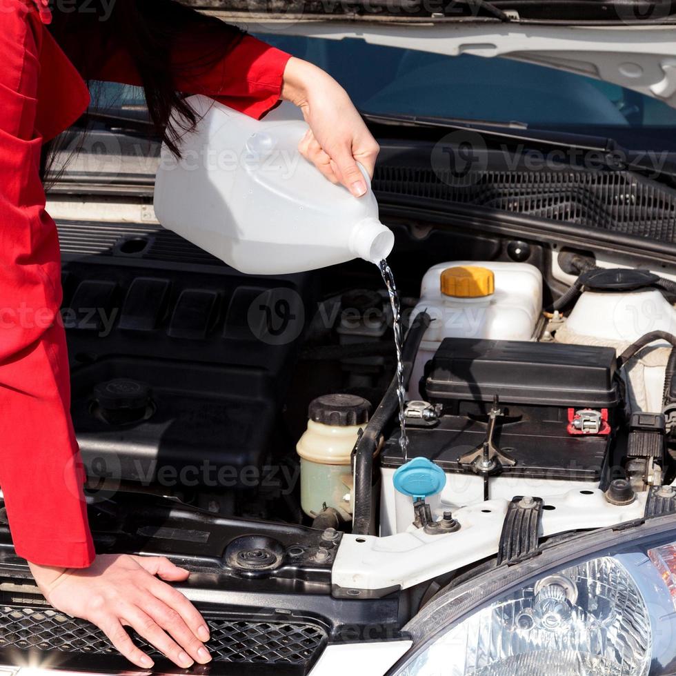 l'homme change les essuie-glaces d'une voiture tout en se tenant dans la  rue. mâle remplacer les essuie-glaces sur la voiture. changer le concept de  balais d'essuie-glace de voitures 3492269 Photo de stock