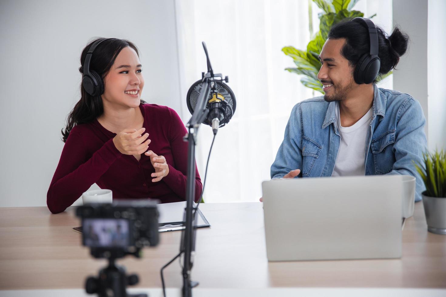 podcasteur asiatique féminin et masculin faisant un podcast audio dans un concept de home studio, dj et radio en ligne photo