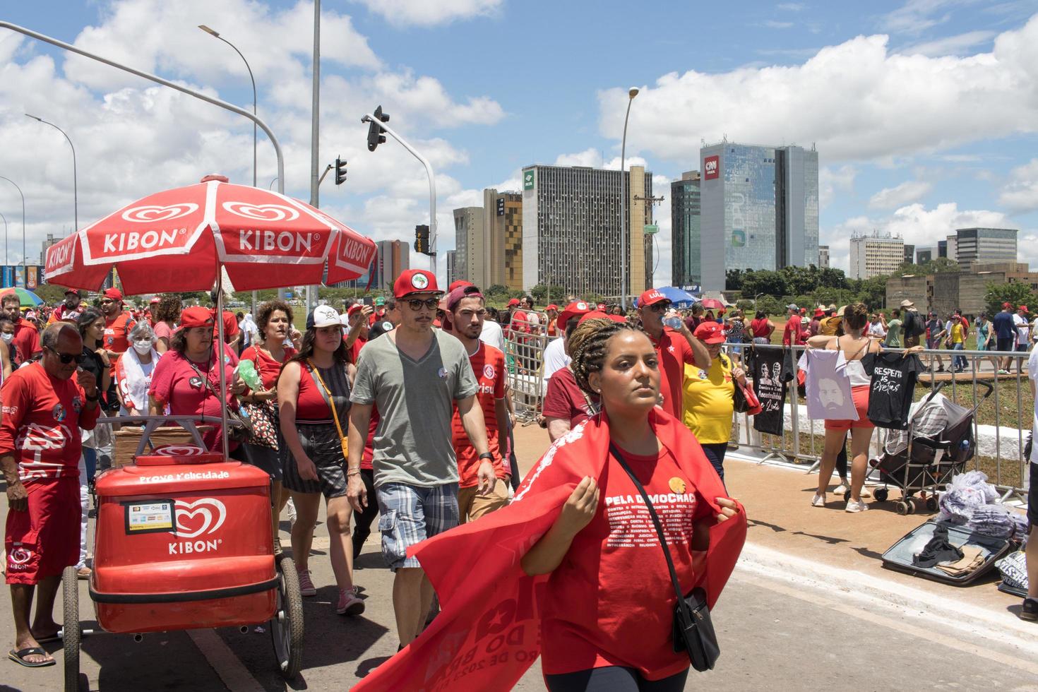 brasilia, brésil 1er janvier 2023 des foules de gens se dirigent vers l'esplanada vers le congrès national pour l'investiture du président lula à brasilia photo