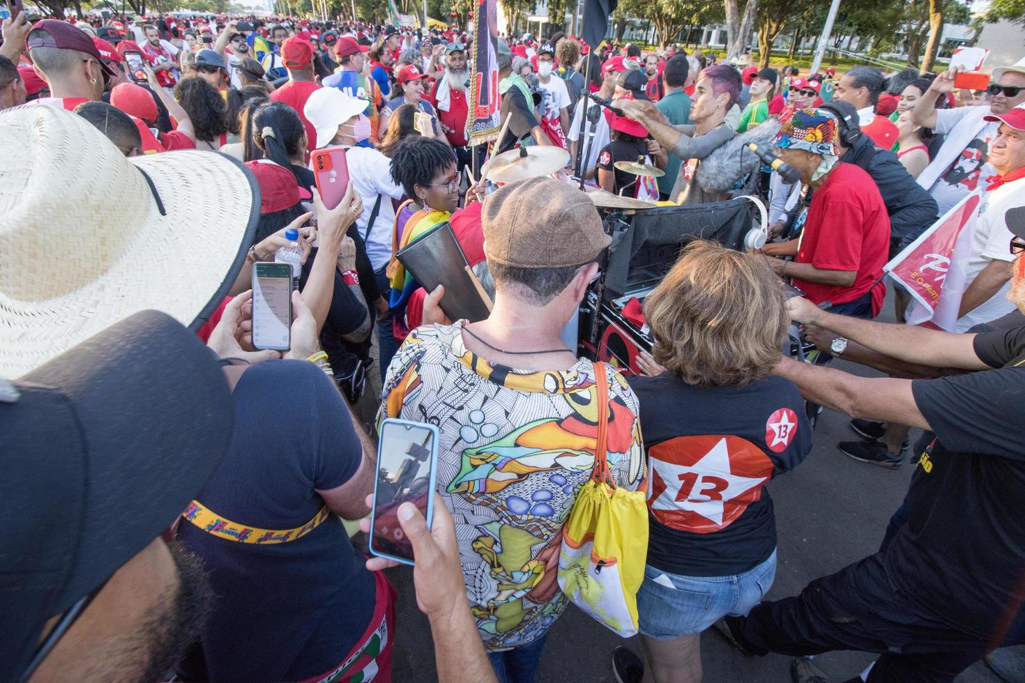 brasilia, df, brésil 1 janv. 2023 partisans de lula défilant sur l'esplanada de brasilia, en soutien à leur nouveau président photo