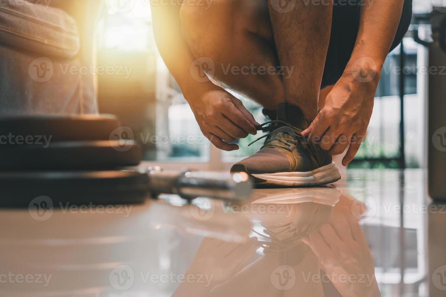 motivation de remise en forme et concept d'entraînement musculaire. entraînement à domicile routine fitness, concepts d'exercice et d'entraînement musculaire sain.haltère sur le sol. photo