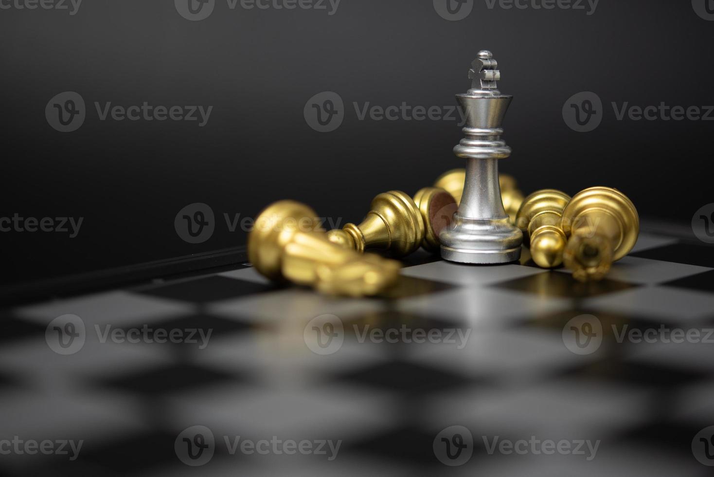 jeu d'échecs et chevalier, stratégie et analyse de gestion d'entreprise d'échecs à bord avec concept de plan marketing. photo