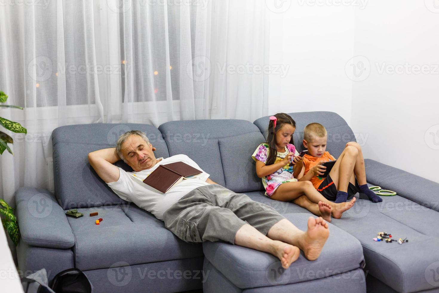 petit garçon et fille mesurant leur taille isolé sur fond blanc photo