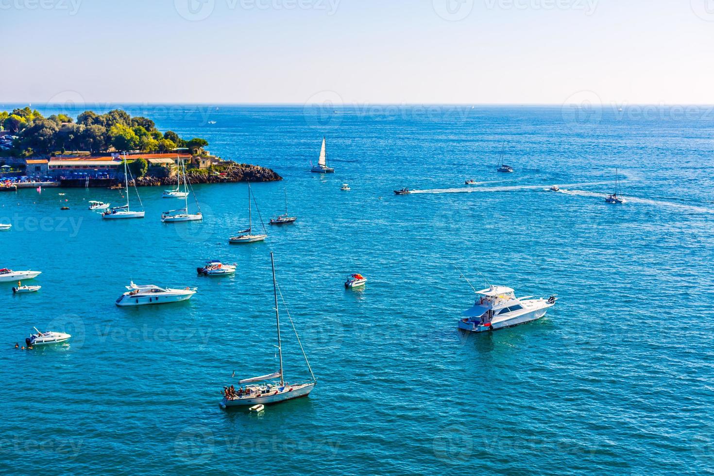 golfe avec de nombreux yachts et bateaux près de la plage d'italie photo