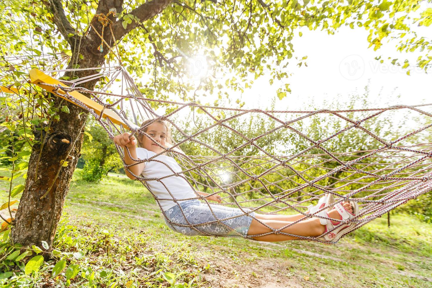 vacances d'été - hamac détente enfant repos. petite fille allongée