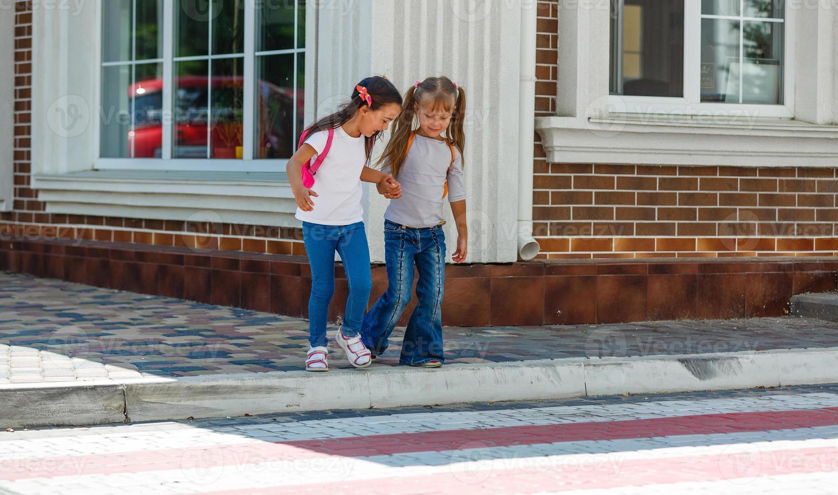 deux écolières vont à l'école. le concept d'école, d'étude, d'éducation, d'amitié, d'enfance. photo