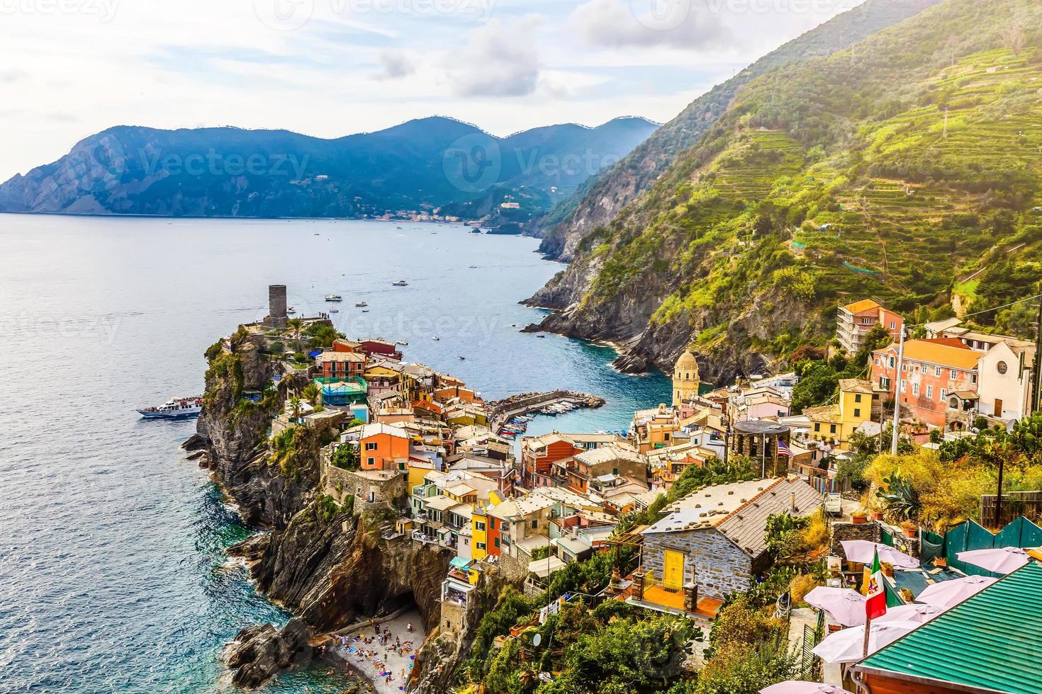 vue aérienne de vernazza, cinque terre, italie photo